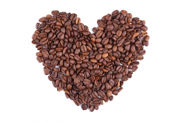 Chicchi di caffè a forma di cuore isolato su bianco