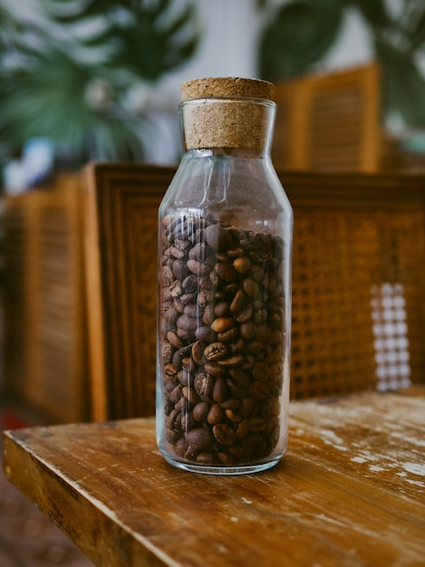 Chicchi di caffè all'interno della bottiglia