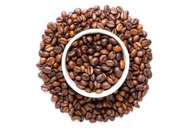 Chicchi di caffè Arabica tostati e sfondo bianco