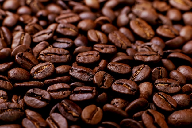 Chicchi di caffè arrostiti aroma, fondo marrone