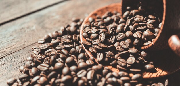 Chicchi di caffè arrostiti in tazza di legno