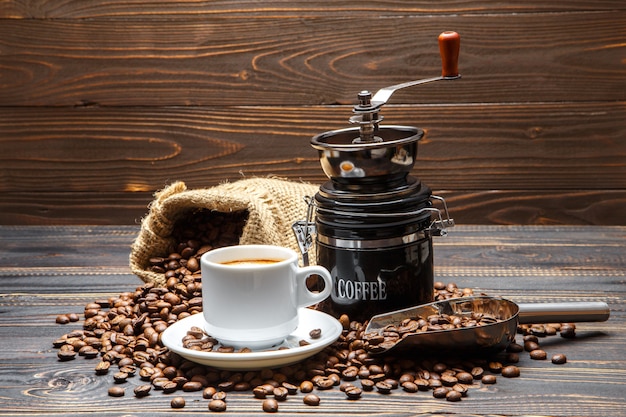 Chicchi di caffè arrostiti su fondo di legno