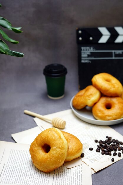 Chicchi di caffè ciambella e tazza di caffè