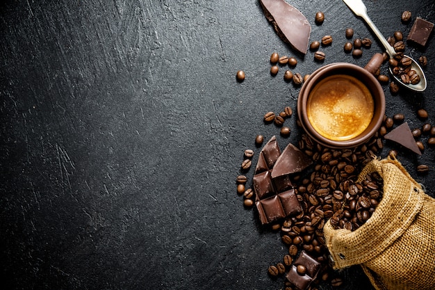 Chicchi di caffè con oggetti di scena per fare il caffè