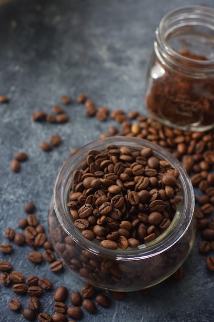 chicchi di caffè crudi in barattolo di vetro sul tavolo di pietra scura