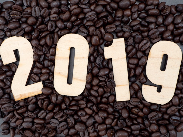 Chicchi di caffè del telaio 2019 su fondo scuro