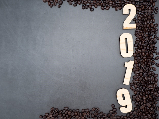 Chicchi di caffè del telaio 2019 su fondo scuro