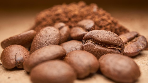 Chicchi di caffè e caffè macinato