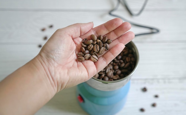 Chicchi di caffè e macinacaffè elettrico