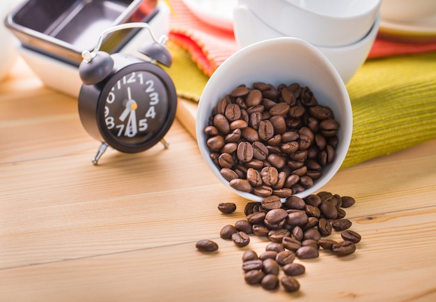 chicchi di caffè e sfondo di legno