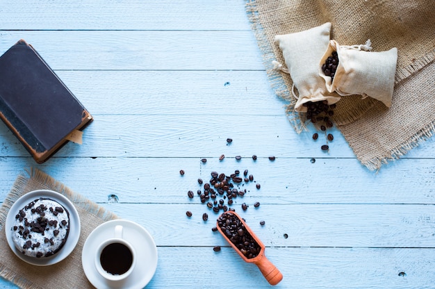 Chicchi di caffè e tazza di caffè con altri componenti