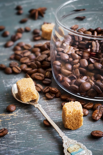 Chicchi di caffè e zucchero bruno con il cucchiaio