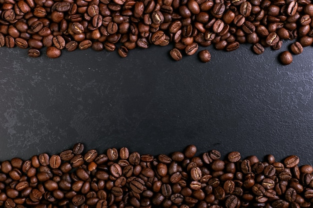 Chicchi di caffè fragranti su fondo da tavolo rustico