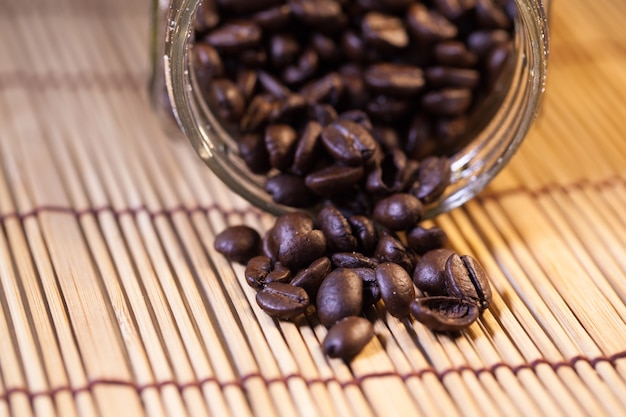 Chicchi di caffè in un vaso di vetro