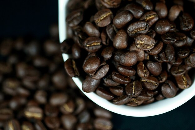 Chicchi di caffè in una tazza bianca