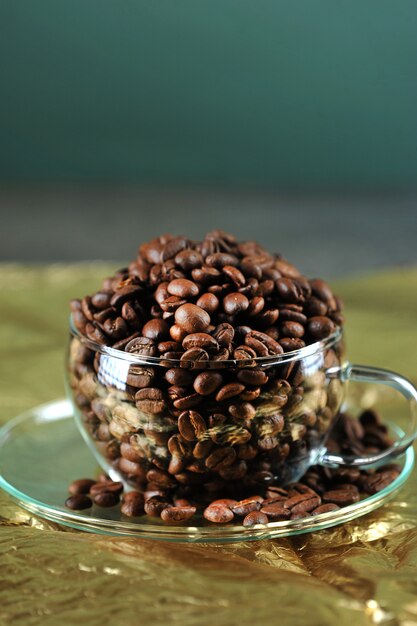 Chicchi di caffè in vetro trasparente Tazza su oro