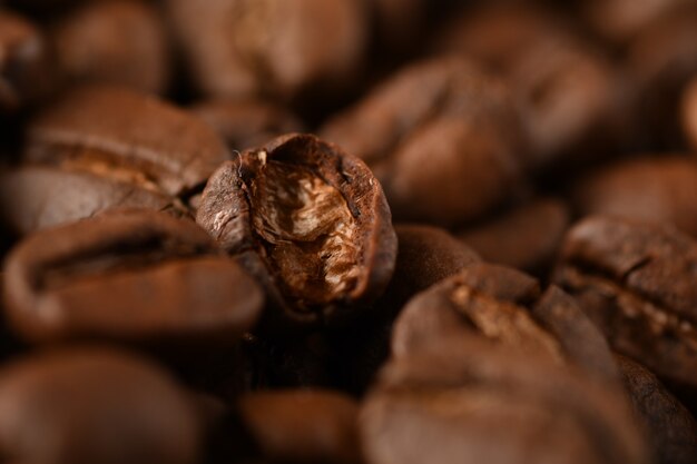 Chicchi di caffè isolati su sfondo nero