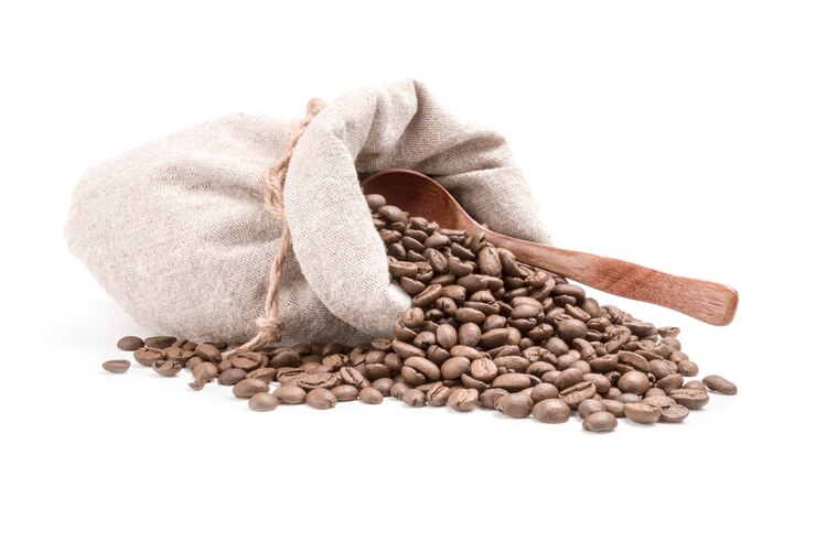Chicchi di caffè isolati su un ritaglio bianco