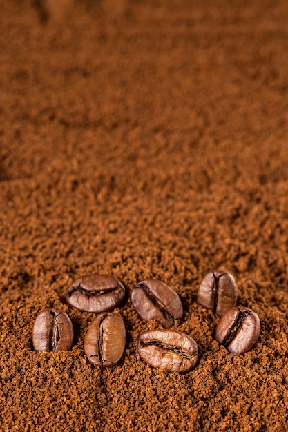 Chicchi di caffè macro sul fondo del caffè macinato