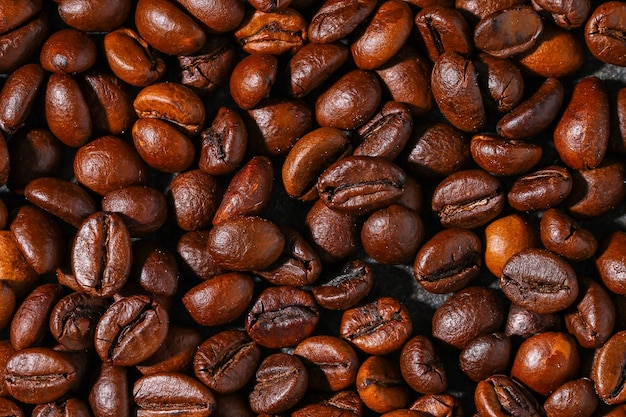 Chicchi di caffè marroni arrostiti isolati