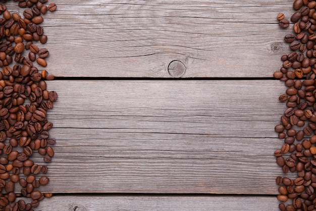 Chicchi di caffè naturali su legno grigio