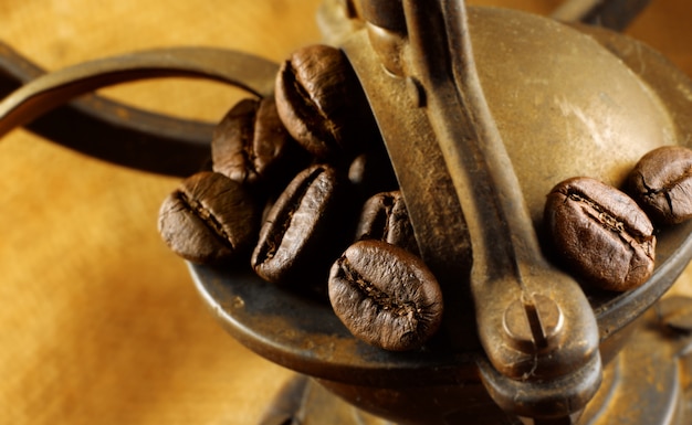 chicchi di caffè nel macinacaffè antico