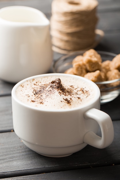 Chicchi di caffè neri su sfondo nero