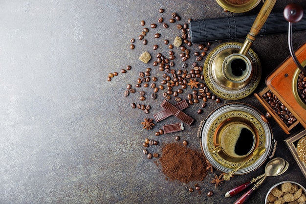 Chicchi di caffè nero su una vecchia superficie