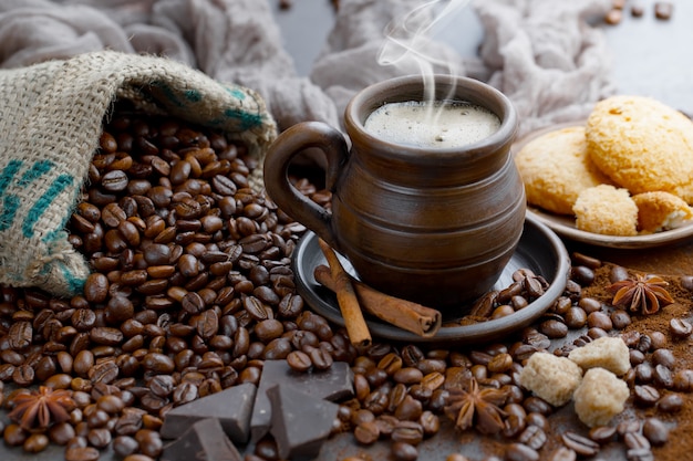 Chicchi di caffè nero su uno sfondo vecchio