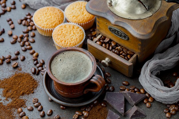 Chicchi di caffè nero su uno sfondo vecchio