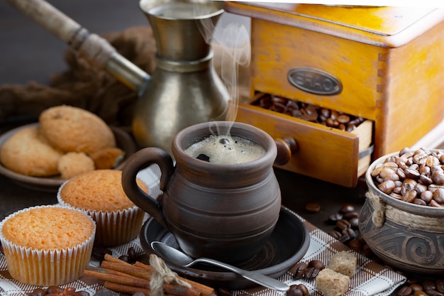 Chicchi di caffè nero su uno sfondo vecchio