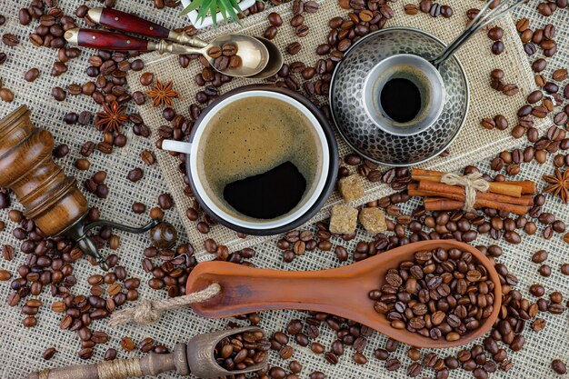 Chicchi di caffè nero su uno sfondo vecchio