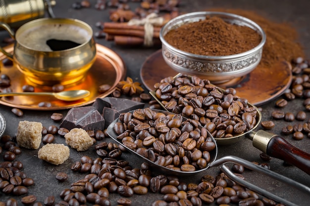 Chicchi di caffè nero su uno sfondo vecchio