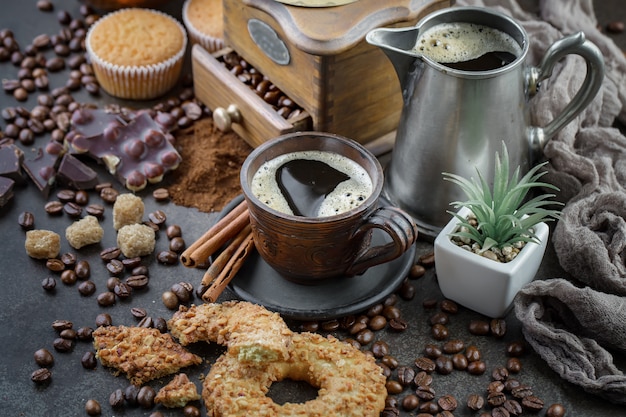 Chicchi di caffè nero su uno sfondo vecchio