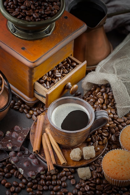 Chicchi di caffè nero su uno sfondo vecchio