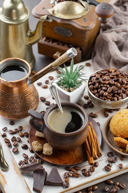 Chicchi di caffè nero su uno sfondo vecchio