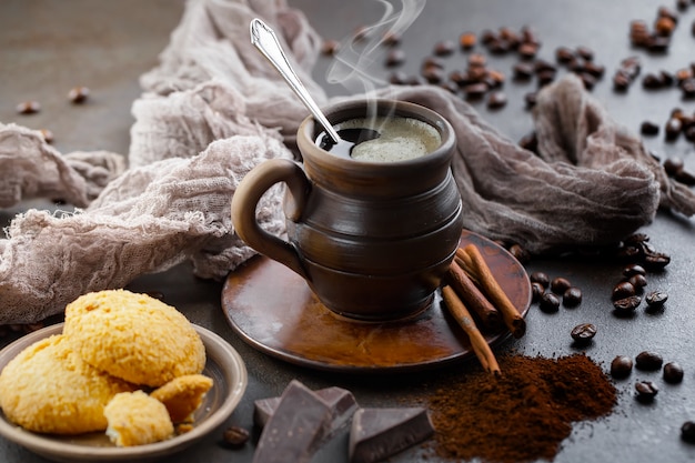 Chicchi di caffè nero su uno sfondo vecchio