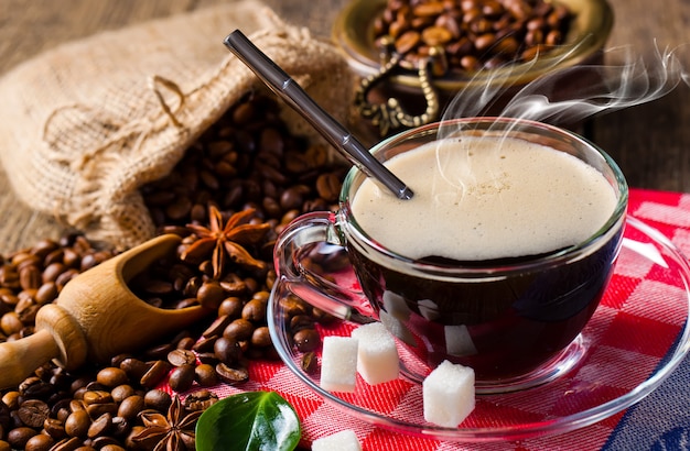 Chicchi di caffè nero su uno sfondo vecchio