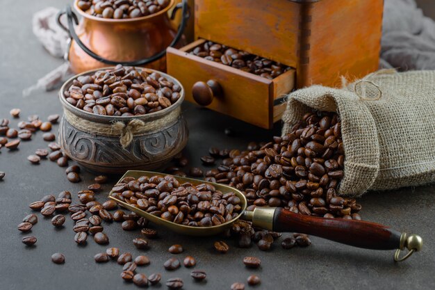 Chicchi di caffè nero su uno sfondo vecchio