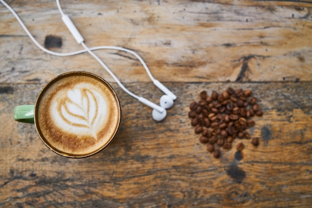 Chicchi di caffè Rosted e cuffie su un tavolo