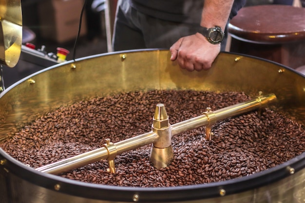 Chicchi di caffè scuri e aromatici in una moderna torrefazione