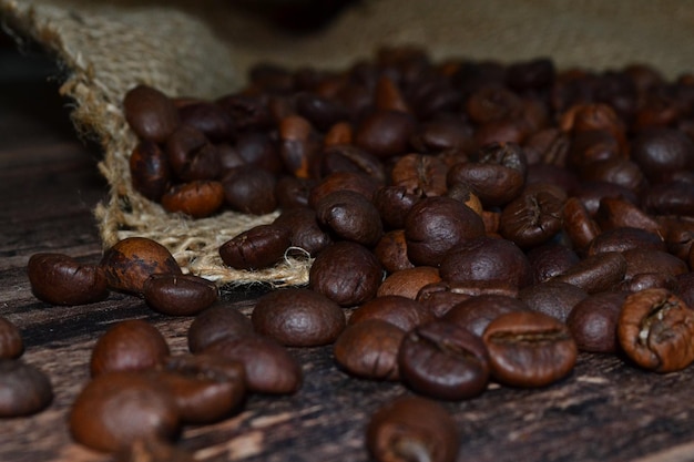 chicchi di caffè sparsi su un tavolo scuro