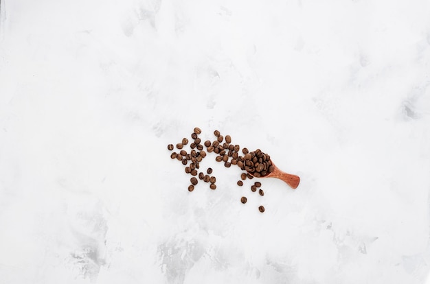 Chicchi di caffè su fondo di cemento