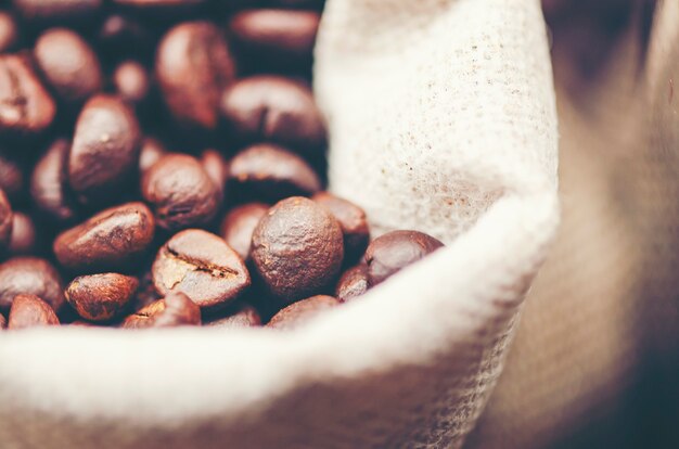 Chicchi di caffè su fondo di legno, caffè arabica, immagine di filtro dell&#39;annata