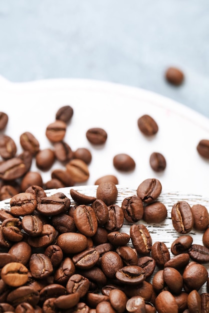 Chicchi di caffè su fondo di legno di colore