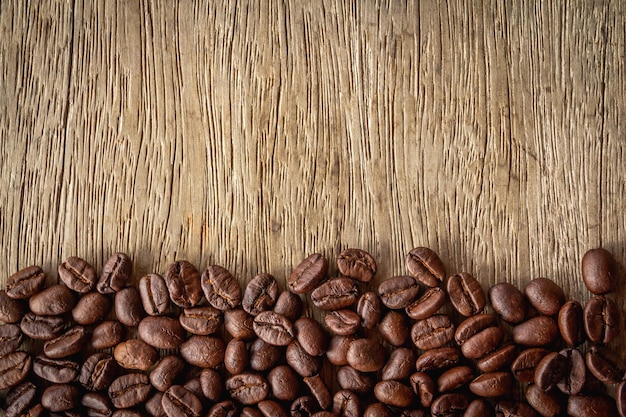 Chicchi di caffè su fondo di legno vecchio