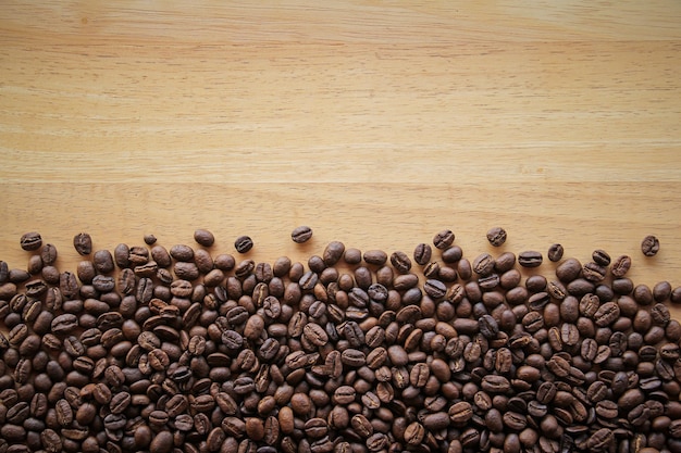 Chicchi di caffè su fondo di legno