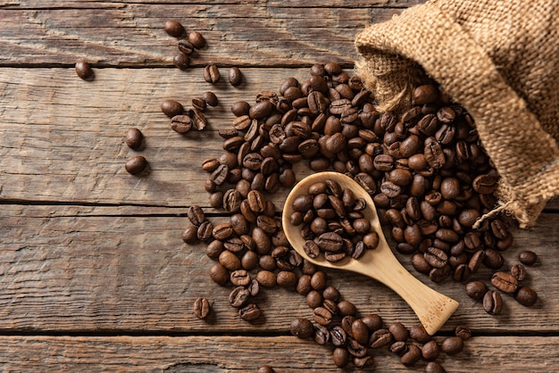 Chicchi di caffè su fondo di legno