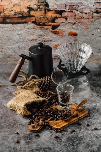 chicchi di caffè su fondo di legno