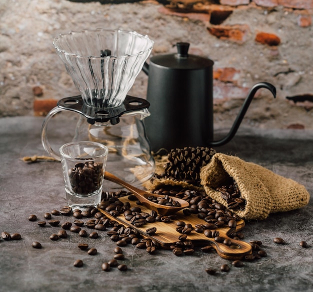 chicchi di caffè su fondo di legno